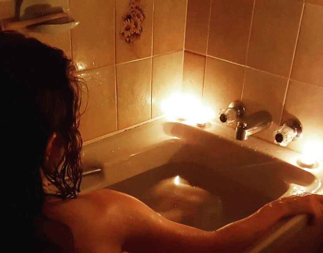 How to Build a Bath Ritual That Actually Works (According to an Aromatherapist)